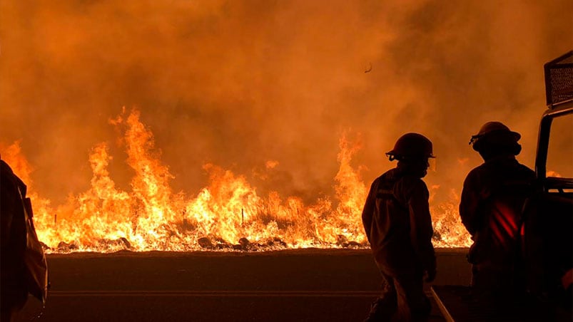 El arduo trabajo de bomberos durante la noche del viernes en Copina. Foto: Matías Contreras.