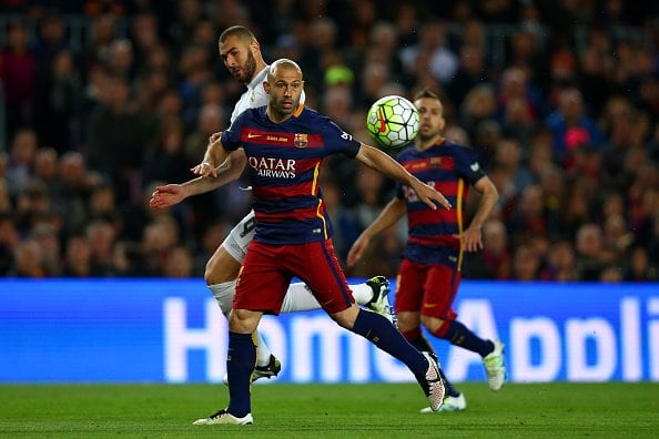 El argentino Mascherano ganándole al francés Benzema. 