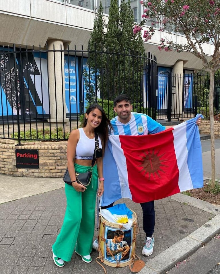 El argentino que le tocó el timbre a Messi en París, lo abrazó y tuvo una charla especial