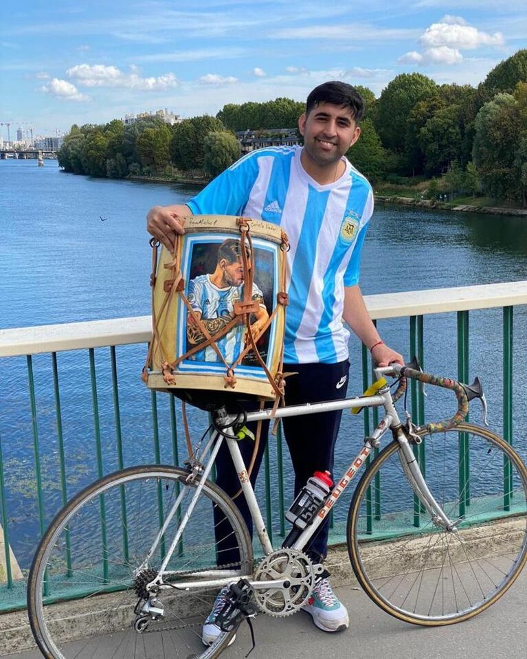 El argentino que le tocó el timbre a Messi en París, lo abrazó y tuvo una charla especial