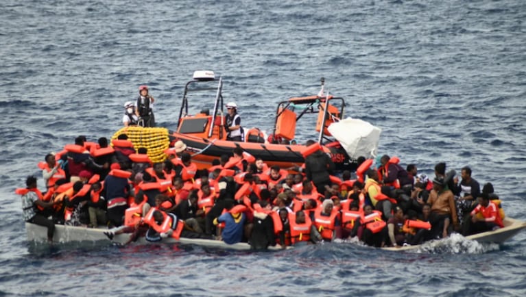 El argentino que rescata migrantes del Mar Mediterráneo: entre la vida y la muerte