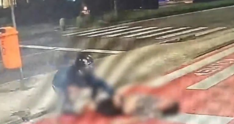 El argentino quedó noqueado en el piso tras la golpiza.