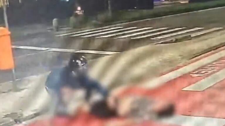 El argentino quedó noqueado en el piso tras la golpiza.