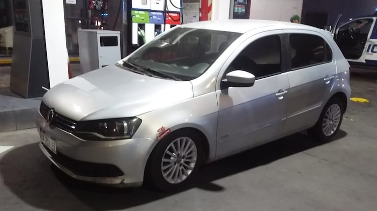 El arma de fuego fue hallada dentro del auto.