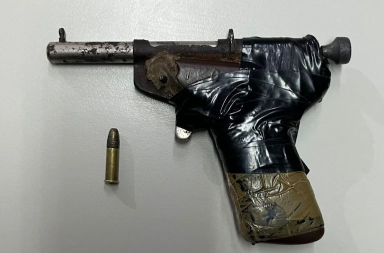 El arma fue secuestrada en el operativo.