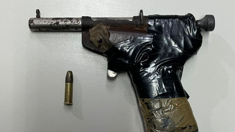 El arma fue secuestrada en el operativo.