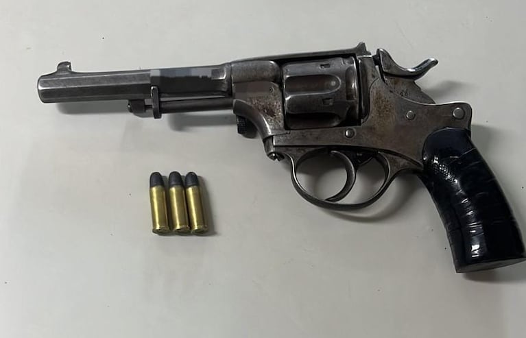 El arma que descartó el hombre mientras escapaba.