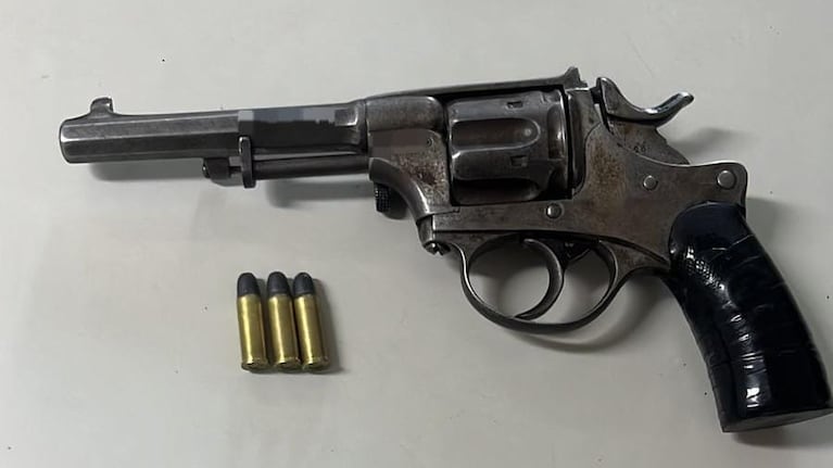 El arma que descartó el hombre mientras escapaba.