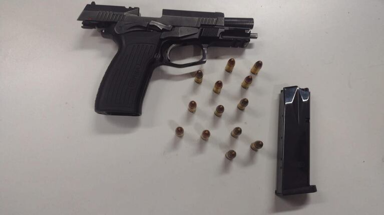 El arma que tenía el hombre que fue a buscar a su perro perdido.