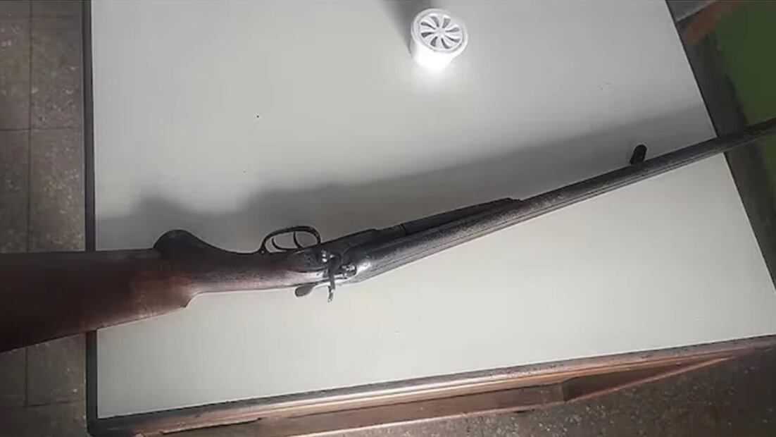 El arma secuestrada en la casa de Termas de Río Hondo.