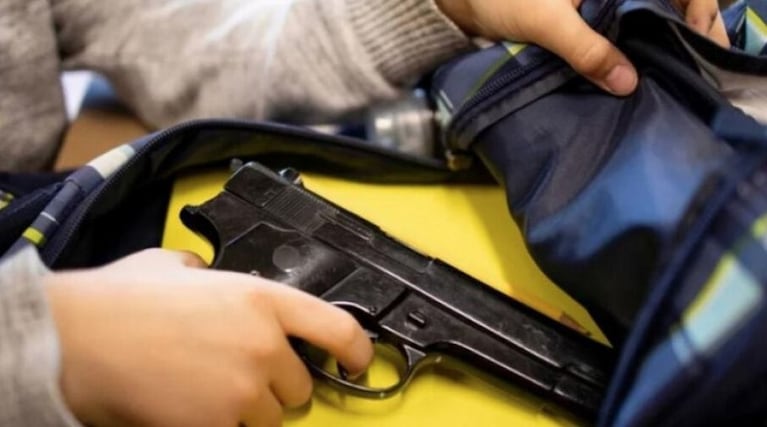 El arma sería del padre policía.