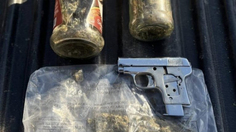 El arma y los frascos de marihuana que secuestró la Policía.