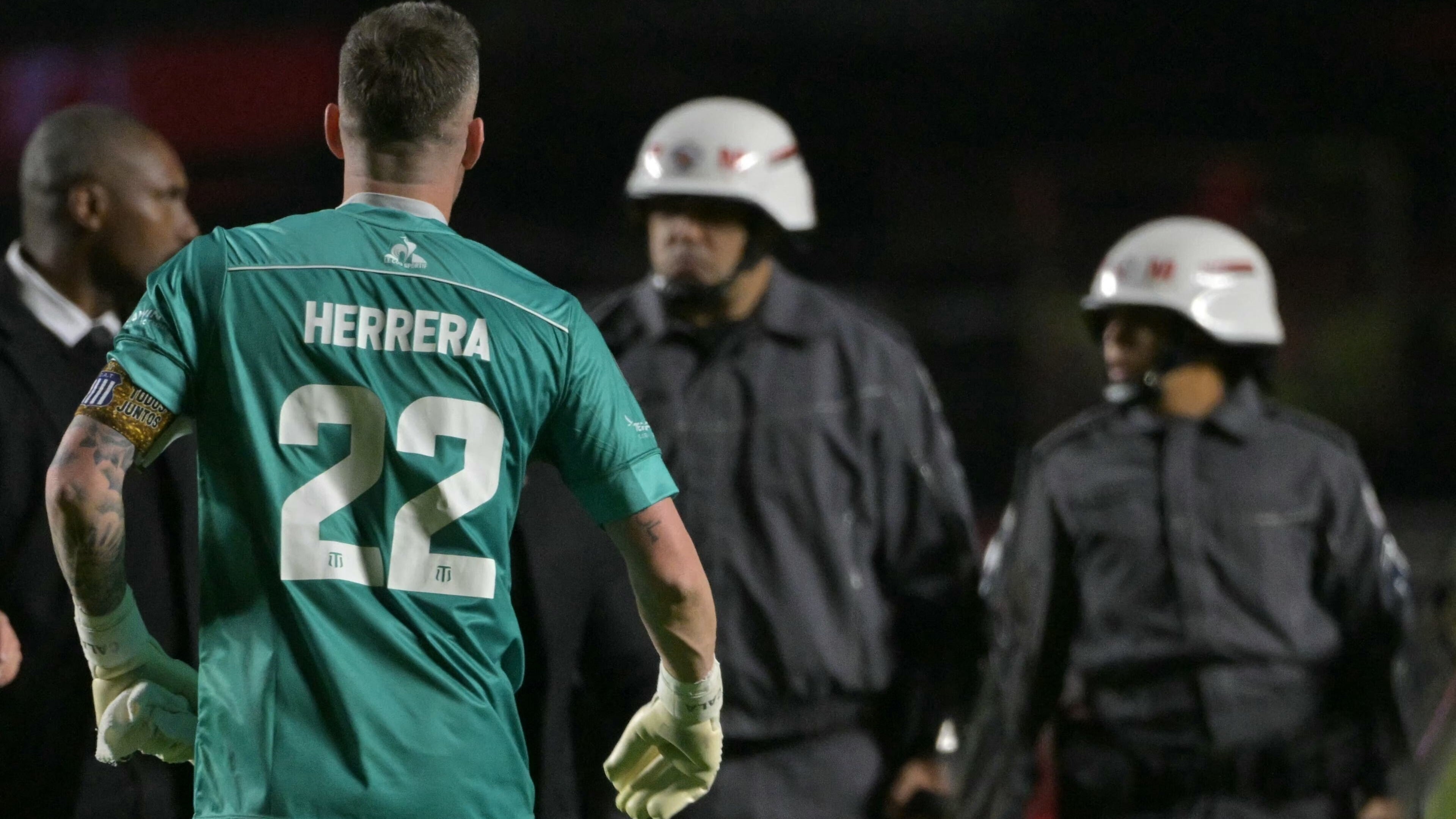 El arquero cordobés reconoció que fue a defender a su compañero de la Policía brasilera. (Foto: AFP/Nelson Almeida)