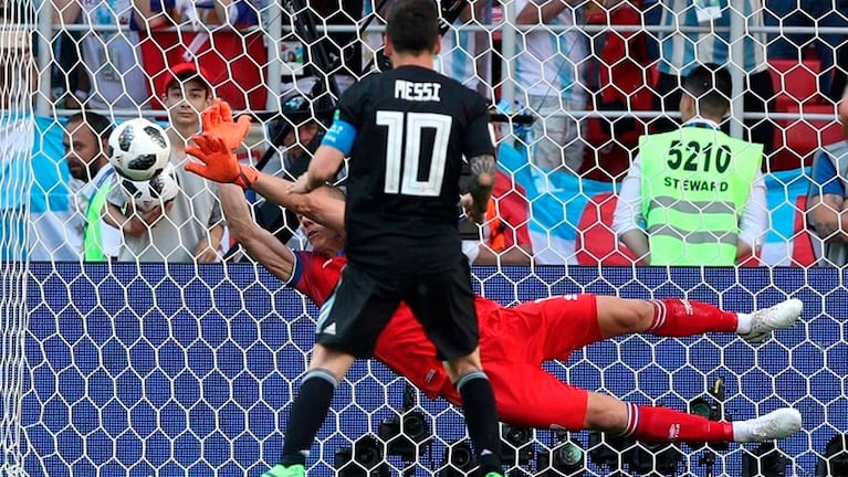 El arquero de Islandia, que también es director de cine, le tapó un penal a Messi. / Foto: Reuters/Albert Gea 