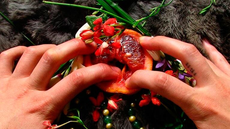 El arte "prono frutal" que realiza en Instagram.