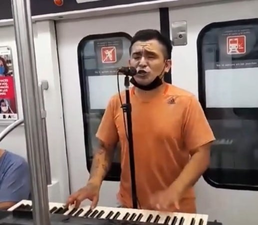 El artista callejero se presenta cerca de la medianoche en el subte.