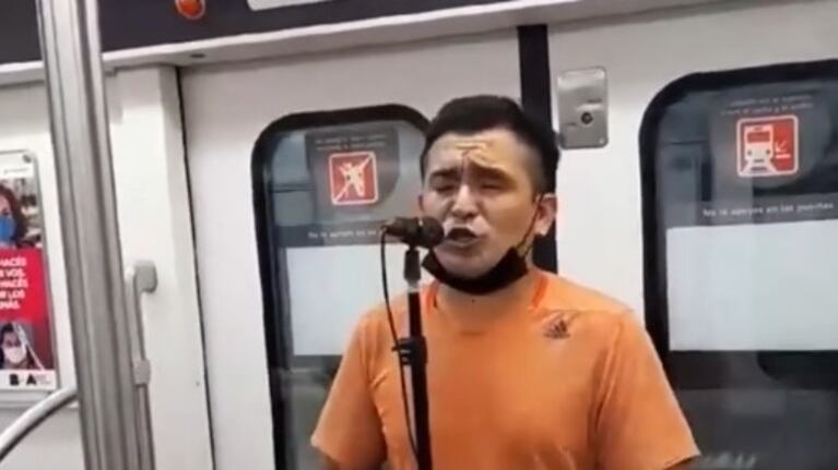 El artista callejero se presenta cerca de la medianoche en el subte.