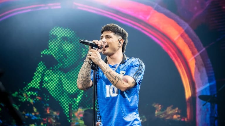 El artista compartió en sus redes sociales el tatuaje que se hizo un fanático con su cara.