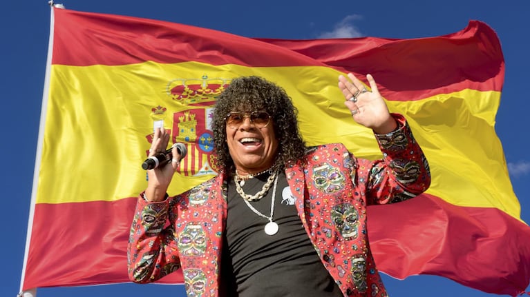 El artista compartió en sus redes sociales un video donde muestra a los españoles cantando "Beso a beso", y dio un mensaje de agradecimiento.