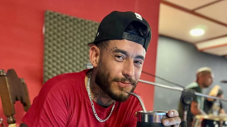 El artista compartió una foto con su novia a través de las redes sociales.