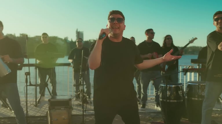 El artista estrenó tres canciones con un videoclip en un parador de Villa Carlos Paz.