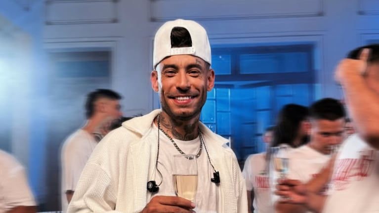 El artista estrenó un enganchado Especial Navidad.