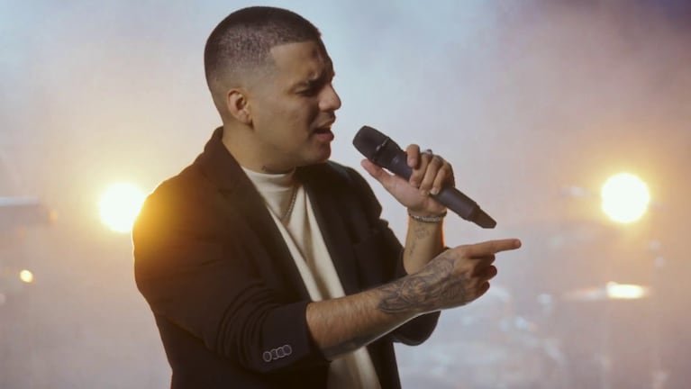 El artista estrenó un nuevo enganchado romántico.