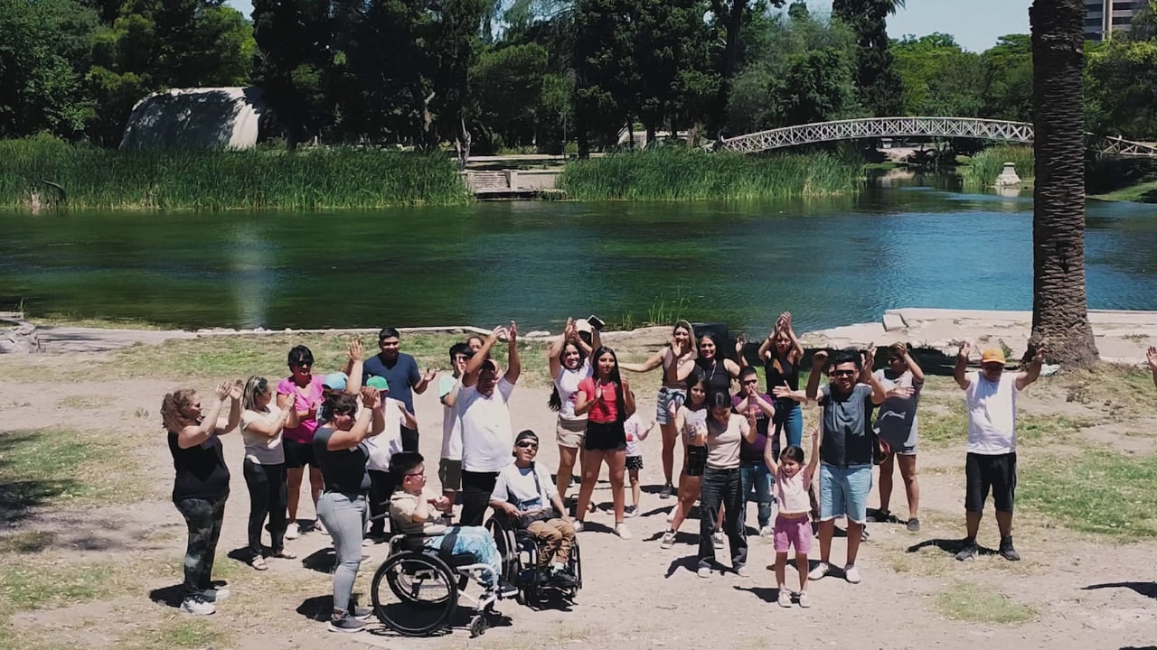 El artista estrenó un tema junto a la banda inclusiva.