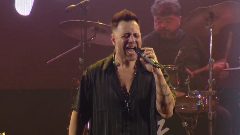 El artista lanzó tres canciones grabadas en vivo en Atenas.