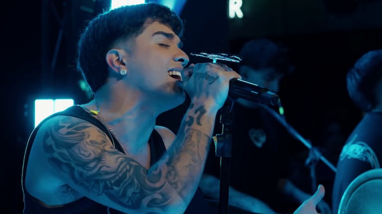 El artista lanzó un nuevo tema grabado en vivo en un bar de la ciudad.