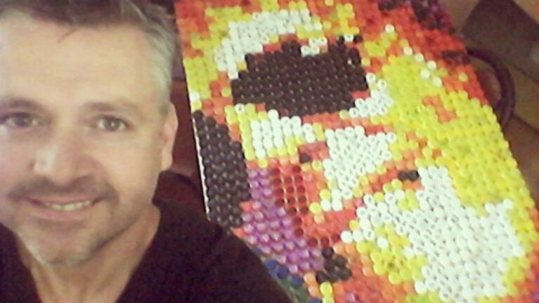 El artista, las tapitas y el homenaje.