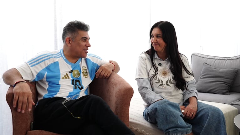 El artista nos abrió las puertas para ver el partido Argentina vs Austria.