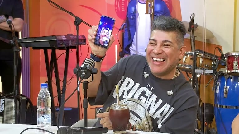 El artista pasó por el streaming y mientras contaba una anécdota, recibió el llamado de Damián Córdoba.