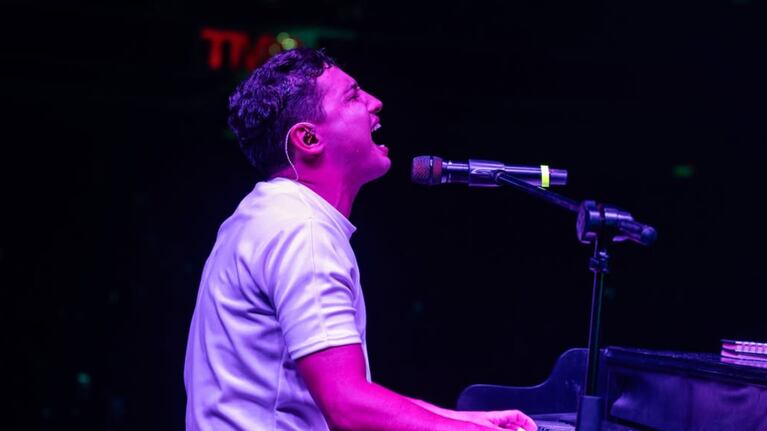 El artista sorprendió como invitado en un cumpleaños y cantó "Carita triste".