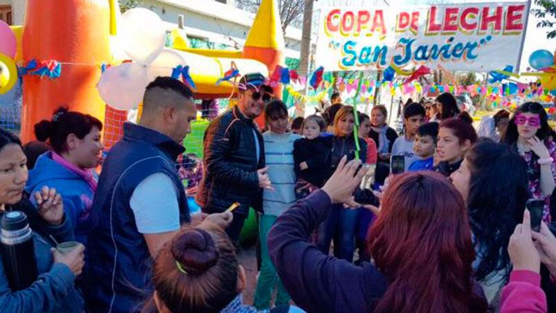 El artista y la gente compartieron un grato momento.