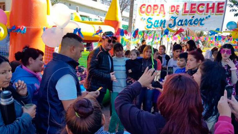 El artista y la gente compartieron un grato momento.
