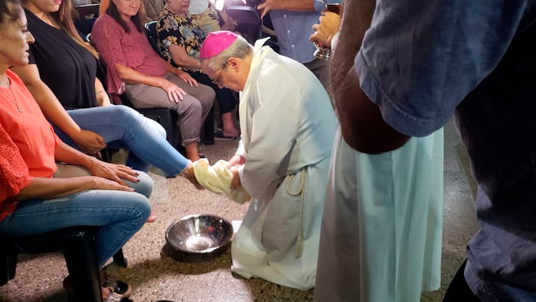 El arzobispo Rossi lavó los pies en la misa de Jueves Santo en barrio Müller. Foto: Néstor Ghino/El Doce.