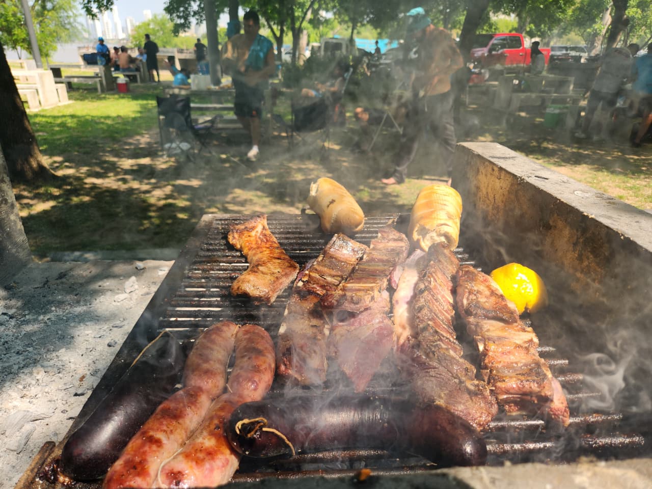 El asado de los hinchas de Belgrano en la previa al partido con Argentinos.