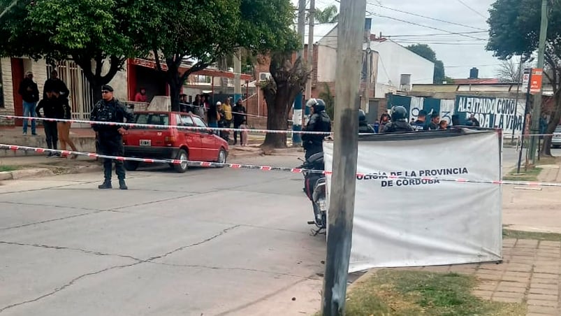 El asaltante escapó en un auto después de matara su compañero.