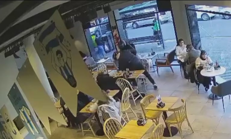 El asalto ocurrió a la vista del resto de clientes.