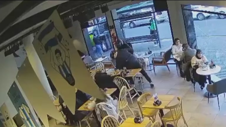 El asalto ocurrió a la vista del resto de clientes.