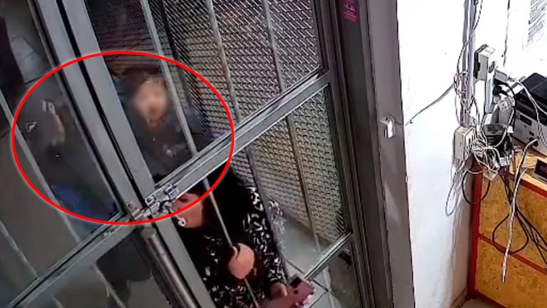 El asalto quedó grabado en la cámara de seguridad del kiosco.