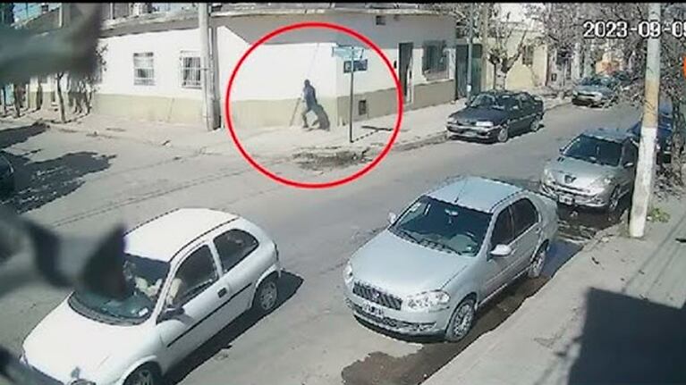 El asesino disparó desde la calle hacia el salón donde se realizaba el acto.