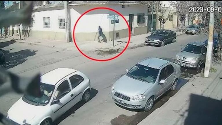 El asesino escapó en un auto donde lo esperaba un cómplice.