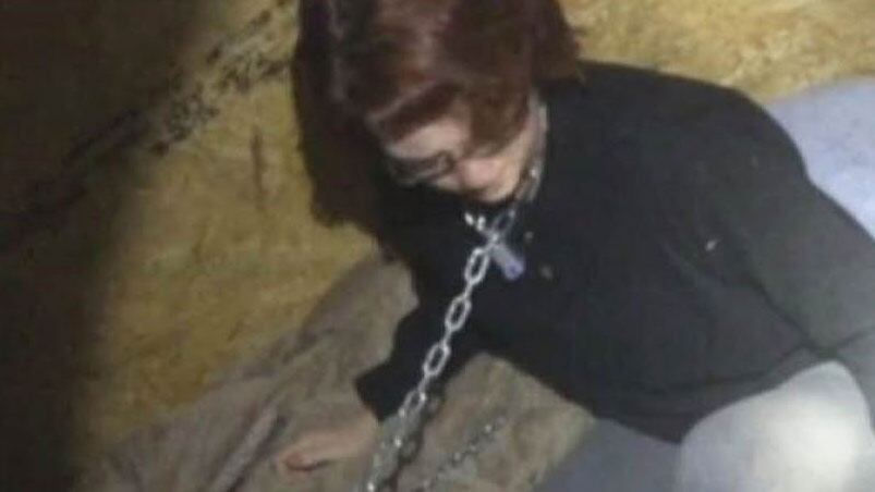 El asesino serial le ató a Kala Brown una cadena en el cuello.