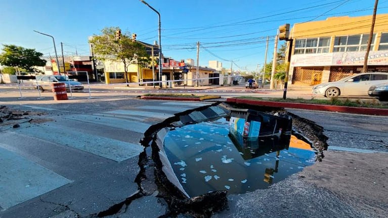 El asfalto cedió y se "tragó" un contenedor por la rotura de un caño de agua