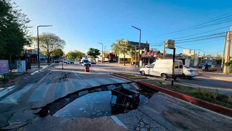 El asfalto cedió y se "tragó" un contenedor por la rotura de un caño de agua