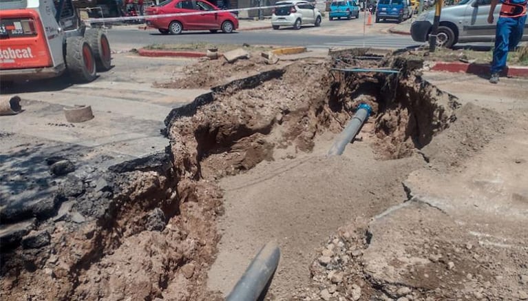 El asfalto cedió y se "tragó" un contenedor por la rotura de un caño de agua