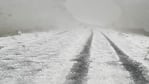 El asfalto, oculto entre la gran cantidad de granizo que cayó en las Altas Cumbres. 