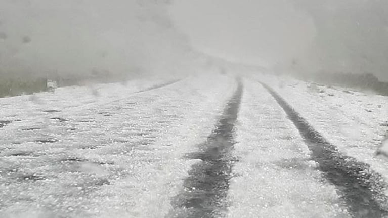 El asfalto, oculto entre la gran cantidad de granizo que cayó en las Altas Cumbres.